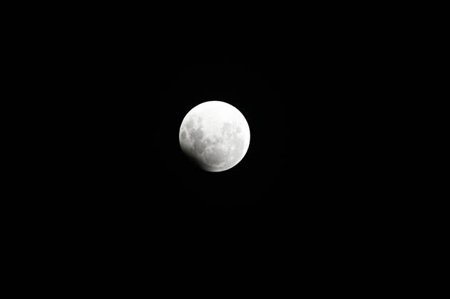 CAXIAS DO SUL, RS - 18.09.2024: ECLIPSE LUNAR CAXIAS DO SUL - Image of the full moon with eclipse, seen in Caxias do Sul, RS, this Tuesday (17). x2615782x AntônioxMachado