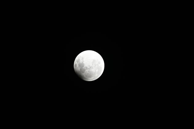 CAXIAS DO SUL, RS - 18.09.2024: ECLIPSE LUNAR CAXIAS DO SUL - Image of the full moon with eclipse, seen in Caxias do Sul, RS, this Tuesday (17). x2615785x AntônioxMachado