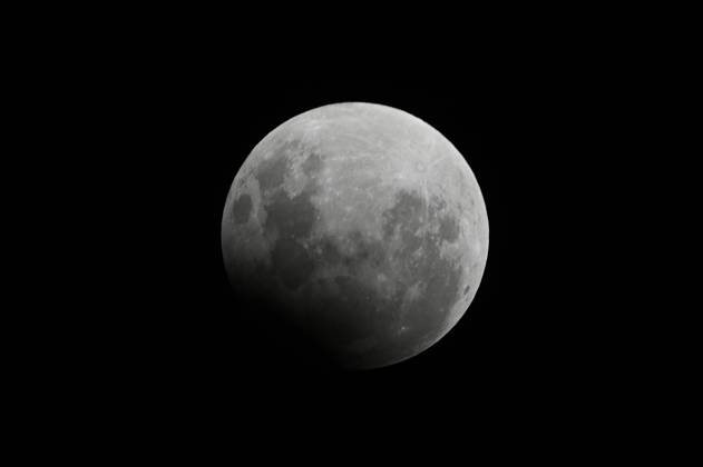 CAXIAS DO SUL, RS - 17.09.2024: ECLIPSE LUNAR CAXIAS DO SUL - Image of the full moon with eclipse, seen in Caxias do Sul, RS, this Tuesday (17). x2615786x AntônioxMachado