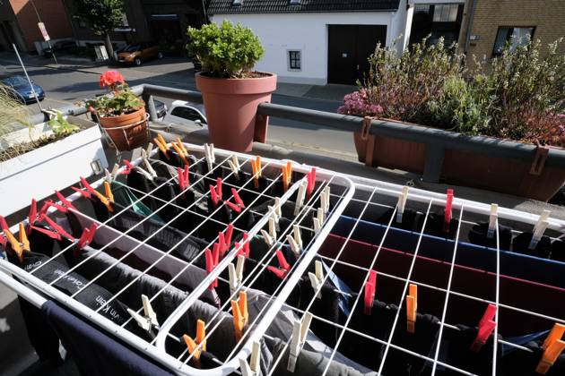 Düsseldorf 18 09 2024 clothes horse colorful clothesline clothespins clothespins sustainable environmentally friendly dry wet laundry in the air balcony solar energy wind energy sunlight solar heat solar heat save electricity no tumble dryer electricity c