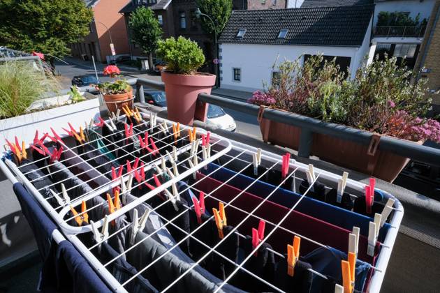 Düsseldorf 18 09 2024 clothes horse colorful clothesline clothespins clothespins sustainable environmentally friendly dry wet laundry in the air balcony solar energy wind energy sunlight solar heat solar heat save electricity no tumble dryer electricity c