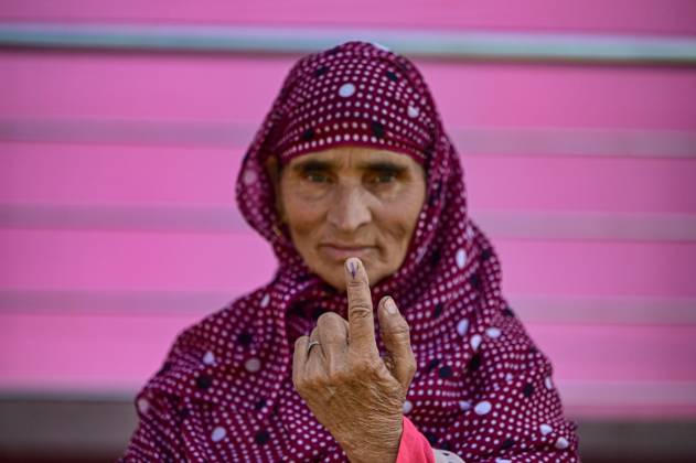 Bilder des Jahres 2024, News 09 September News Themen der Woche KW38 News Bilder des Tages First Phase Of Assembly Elections Begins In Kashmir After 10 Years A woman shows her ink-marked finger after casting her ballot at a polling station during the first phase of assembly elections in Kulgam, south of Srinagar, Jammu and Kashmir, on September 18, 2024. The first phase of the three-phase Jammu and Kashmir Legislative Assembly polls takes place in the south Kashmir and Chenab Valley regions of Indian Kashmir. These are the first elections for the J&K Legislative Assembly in 10 years. Indian Kashmir has been without the Legislative Assembly since the Government of India abrogated Article 370 of its constitution, ending its semi-autonomous character. The elections take place under high security arrangements, and Prime Minister of I  Copyright: xFirdousxNazirx originalFilename: nazir-firstpha240918_npSBB
