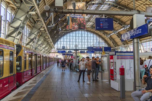 Bahnhof Alexanderplatz in Berlin, Deutschland, Europa Alexanderplatz railway station in Berlin, Germany, Europe Copyright: imageBROKER ChunxJuxWu ibliqx11293811.jpg