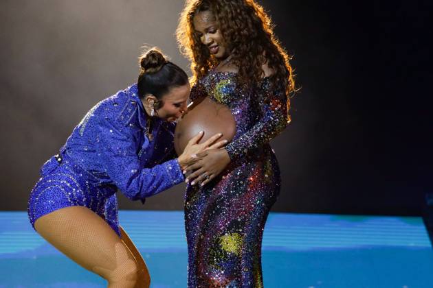 Bilder des Jahres 2024, Entertainment 09 September Entertainment Themen der Woche KW39 Entertainment Bilder des Tages RIO DE JANEIRO, RJ - 20.09.2024: ROCK IN RIO 40 2024 - Singer Iza welcomes Ivete Sangalo during her show on the Sunset stage this Friday (20) at Rock in Rio 2024 held in Barra da Tijuca, Rio de Janeiro. The festival celebrates 40 years in this edition. x2618231x LorandoxLabbe