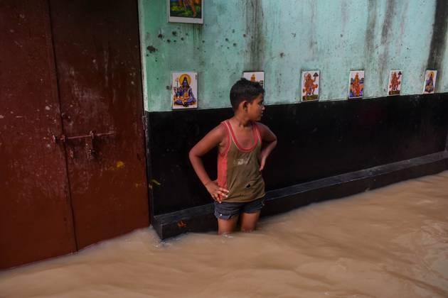 Bilder des Jahres 2024, News 09 September News Themen der Woche KW38 News Bilder des Tages Flood In West Bengal. A boy stands amidst a flooded road in Kolkata, India, on September 21, 2024. Many regions of Kolkata experience flash floods during high tide over the River Ganges, coupled with the alleged release of water from the Damodar Valley Corporation dam, which reaches capacity due to heavy rain last week, according to reports. Kolkata India  Copyright: xDebarchanxChatterjeex originalFilename: chatterjee-notitle240921_npN4F