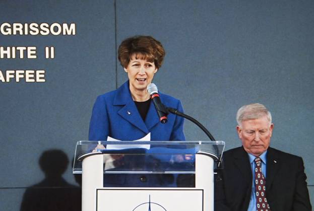 RECORD DATE NOT STATED CAPE CANAVERAL, Fla. -- Former NASA astronaut Eileen Collins speaks during the Day of Remembrance ceremony. She commanded Discovery on the STS-114 mission that returned the shuttle program to flight following STS-107. Visible to the right is former NASA astronaut Jon McBride, chairman of the Astronauts Memorial Foundation board of directors. Space center employees and guests gathered at the Space Mirror Memorial at the spaceport s visitor complex for the annual event which took place on the 10th anniversary of the loss of the space shuttle Columbia and its crew. The ceremony also honored the astronauts of Apollo 1 and the shuttle Challenger. Dedicated in 1991, the names of fallen astronauts are emblazoned the Space Mirror Memorial s 4.5-foo Copyright: xpiemagsx piemagsnasaend23-10907 !ACHTUNG AUFNAHMEDATUM GESCHÄTZT!