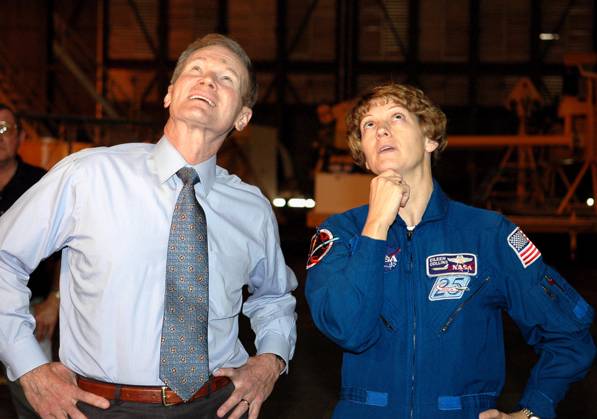 RECORD DATE NOT STATED KENNEDY SPACE CENTER, FLA. - Sen. Bill Nelson and STS-114 Mission Commander Eileen Collins watch the newly redesigned External Tank being lifted in the Vehicle Assembly Building to a checkout cell? where the tank™s mechanical, electrical and thermal protection systems are inspected. Crew members are at Kennedy to observe tank activities. The tank will also undergo new processes resulting from its redesign, including inspection of the bipod heater and External Tank separation camera. The tank is designated to fly on Shuttle Discovery on Return to Flight mission STS-114. The launch window is May 12 to June 3, 2005. Copyright: xpiemagsx piemagsnasaend23-13222 !ACHTUNG AUFNAHMEDATUM GESCHÄTZT!