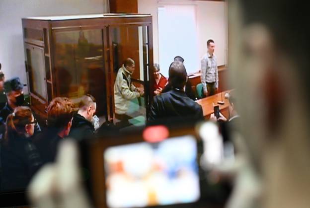 Russland, Stephen Hubbard, Staatsbürger der USA, in Moskau vor Gericht Russia US Citizen Mercenary Trial 8780938 07.10.2024 A screen displays the live broadcast of a verdict hearing of the Moscow City Court on US retiree Stephen Hubbard, 72, accused of fighting against Russia as a mercenary for Ukraine, appears on a screen in a court building in Moscow, Russia. The court on October 7 sentenced Hubbard to nearly seven years in prison. Kirill Zykov Sputnik Moscow Russia  Copyright: xKirillxZykovx
