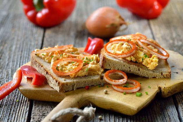 Bayerische Käsebrotzeit Bayerischer Obazter mit Paprika-Zwiebelringen auf frischem Landbrot; A Bavarian snack: So called Obazda - cheese specialty made of melted camembert with cream cheese and butter, onions, a splash of beer and some spices - served on rustic bread with onion rings Copyright: xZoonar.com KarlxAllgaeuerx 8477828