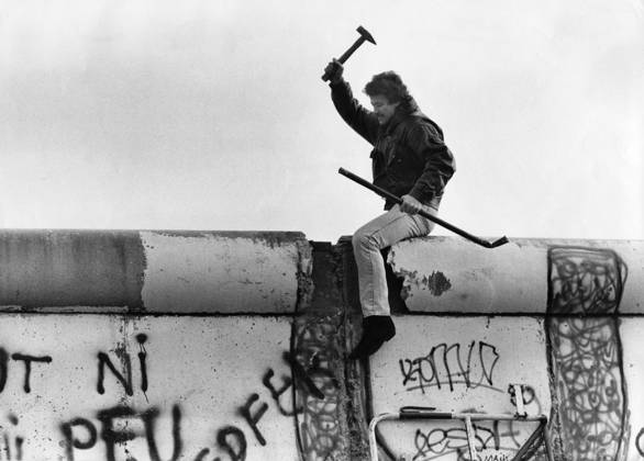 ARCHIVE BERLIN 198911 A man frantically picks at the wall that has divided Berlin into two parts since 1961, in November 1989 the wall fell BERLIN GERMANY x11014x  Copyright: xLarsxPehrsonx xTTx x BERLINMURENS FALL