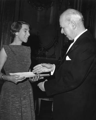 STOCKHOLM 19630205 The picture shows Tove Jansson receiving Stockholms Tidningens Finland-Swedish Culture Prize 1963 from Anders Österling at the Grand Hotel in Stockholm Photo Olle Seijbold SCANPIX Code 51 SVD OUT STOCKHOLM SWEDEN x51x  Copyright: xOllexSeijboldx xTTx x Tove Jansson