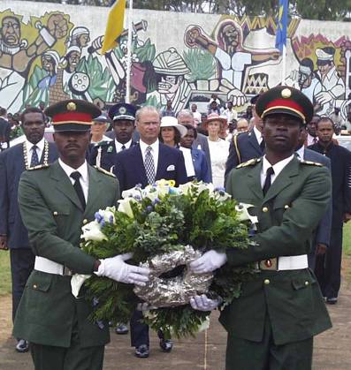 19981103 KING CARL GUSTAF AND DAUGHTER SILVIA ON A STATE VISIT TO MOCAMBIQUE Wreath laying at the Monument to the Victims of the War PHOTO TORBJÖRN SELANDER Code 4912 F picture COPYRIGHT SCANPIX SWEDEN no place information x4912x  Copyright: xTorbjörnxSelanderx