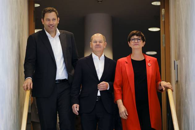 Photo session ahead of the SPD party executive committee meeting in the Atrium Willy Brandt Haus Lars Klingbeil, SPD Party Chairman, Olaf Scholz SPD , Federal Chancellor, and Saskia Esken, SPD Party Chairwoman Berlin, 13 10 2024 Berlin Germany Copyright: xThomasxTrutschelx