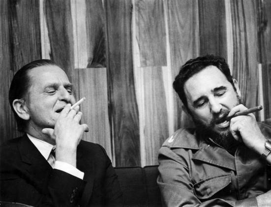 Swedish Prime Minister Olof Palme smokes a cigarette with Cuban leader Fidel Castro who smokes a cigar, during Palme s visit to Cuba, June 01, 1976 CUBA ttexport x2512x  Copyright: xLarsxAström Aftonbladet TTx OLOF PALME, FIDEL CASTRO