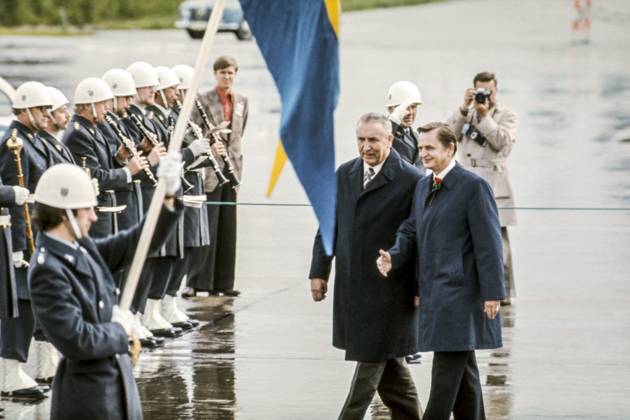 ARCHIVE 19750602 Edward Gierek, Polish communist politician, and Prime Minister Olof Palme during Gierek s visit to Sweden To the left is a brass band with men in uniform playing and in the foreground a standard bearer with the Swedish flag SWEDEN sp sw x5600x  Copyright: xSVTxBildx GIEREK PALM