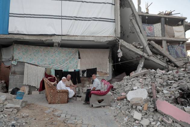 News Themen der Woche KW41 News Bilder des Tages Nahostkonflikt, Gaza, Eindrücke aus Chan Junis (241014) -- GAZA, Oct. 14, 2024 -- Palestinians sit among buildings destroyed by Israeli strikes in the southern Gaza Strip city of Khan Younis, on Oct. 13, 2024. (Photo by Xinhua) MIDEAST-GAZA-KHAN YOUNIS-DAILY LIFE RizekxAbdeljawad 