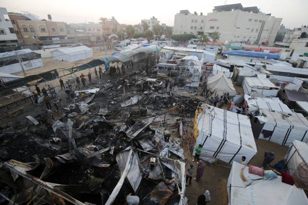 Nahostkonflikt, Gaza, Eindrücke aus Deir al Balah A view of the destruction after Israeli attacks targeting the tents of displaced civilians at courtyard of Al-Aqsa Martyrs Hospital A view of the destruction after Israeli attacks targeting the tents of displaced civilians at courtyard of Al-Aqsa Martyrs Hospital in Deir al-Balah, Gaza on October 14, 2024. At least three Palestinians were killed and 40 injured in an Israeli strike on tents housing displaced civilians in the Gaza Strip early Monday, according to local media. Photo by Omar Ashtawy apaimages Dair EL-Balah Gaza Strip Palestinian Territory 141024_Dair_EL-Balah_OSH_00(42) Copyright: xapaimagesxOmarxAshtawyx xapaimagesx