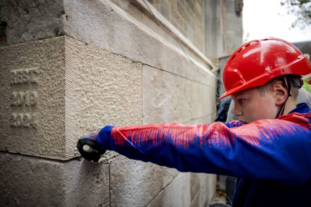 UTRECHT - Children from group 8 of elementary school Pieterskerkhof during the placing back of the last block of natural stone in Utrecht s Dom Tower. It is the final act of the restoration, which took five years. ANP ROBIN VAN LONKHUIJSEN netherlands out - belgium out  Copyright: xx x510873208x originalFilename: 510873208.jpg