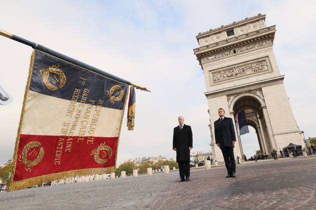 News Bilder des Tages Belgisches Königspaar, Philippe und Mathilde auf Staatsbesuch in Frankreich King Philippe - Filip of Belgium and President of France Emmanuel Macron pictured during the welcoming ceremony at the Arc de Triomphe, on the first day of the official state visit of the Belgian royal couple to France, in Paris, Monday 14 October 2024. The Belgian Royal Couple is on a three-day visit to France.  BENOITxDOPPAGNE 102478524