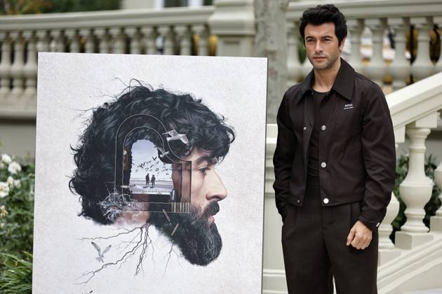 Entertainment Bilder des Tages Photocall La última noche en Tremor in Madrid Actor Javier Rey poses during the presentation of the series La última noche en Tremor at the Mandarin Oriental Ritz Hotel, in Madrid Spain La última noche en Tremor is a fiction miniseries of 8 chapters created and directed by Oriol Paulo and inspired by the best seller of the same name by author Mikel Santiago, La última noche en Tremore Beach, has been written by Oriol Paulo with Jordi Vallejo and Lara Sendim PHOTOCALL TELEVISION PREMIERE SERIE NETFLIX 14 OCTOBER 2024 Antonio Gutié Madrid Madrid Espana  Copyright: xAntonioxGutiÃ rrezx 6273366