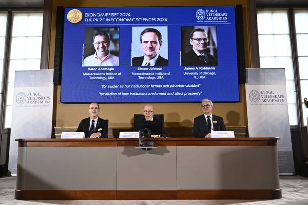 STOCKHOLM, SWEDEN 20241014 Permanent Secretary of the Royal Swedish Academy of Sciences Hans Ellegren, center, Jakob Svensson, left, and Jan Teorell, Nobel Assembly at Sveriges Riksbank, announce the Sveriges Riksbank Prize in Economic Sciences in Memory of Alfred Nobel 2024, awarded to Daron Acemoglu, Simon Johnson an  Copyright: xChristinexOlsson TTx NOBEL 2024 EKONOMIPRISET TILLKÄNNAGES Uv5ea1QeaEo