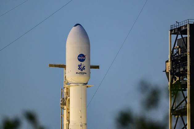 USA, SpaceX Falcon Heavy Rakete in Cape Canaveral October 14, 2024, Merritt Island, Florida, USA: A SpaceX Falcon Heavy rocket with the Europa Clipper spacecraft onboard is seen at Launch Complex 39A as preparations continue for the Europa Clipper mission at NASAÃ¢â‚¬â ¢s Kennedy Space Center in Florida on Oct. 13, 2024. NASAÃ¢â‚¬â ¢s Europa Clipper spacecraft will study the habitability of Jupiter s icy moon Europa. Liftoff is scheduled for 12:05 p.m. EDT, Oct. 14, 2024. Merritt Island USA - ZUMAb267 20241014_znp_b267_001 Copyright: xCharlesxBriggsx