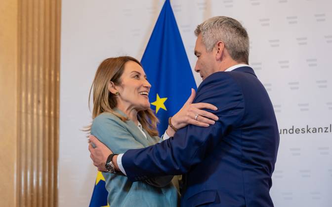 News Bilder des Tages 20241014 Arbeitsbesuch der EU-Parlamentspraesidentin R. Metsola bei BK K. Nehammer WIEN, OESTERREICH - 14. OKTOBER: Praesidentin des Europaeischen Parlaments Roberta Metsola und OeVP Bundesparteiobmann und Bundeskanzler Karl Nehammer beim Handshake und gemeinsamen Begruessungsworten vor dem Arbeitsbesuch im Bundeskanzleramt am 14. Oktober 2024 in Wien, Oesterreich. 241014_SEPA_17_039 Copyright: xIsabellexOuvrardx SEPAxMedia