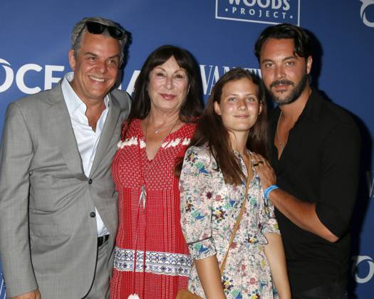 USA - Oceana And The Walden Woods Project Present: Rock Under The Stars With Don Henley And Friends - Los Angeles LOS ANGELES - July 17: Danny Huston, Anjelica Huston, Stella Huston, Jack Huston at the Oceana And The Walden Woods Project Present: Rock Under The Stars With Don Henley And Friends at the Private Residence on July 17, 2017 in Los Angeles, CA Los Angeles CA USA EDITORIAL USE ONLY Copyright: xx HPAx khphotos678974