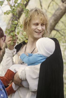 ARCHIVE 19840518 THE TRAGIC STORY OF HAMLET PRINCE OF DENMARK TV movie in two parts directed by Ragnar Lyth First sent 01 07 1985 Here, the actor Stellan Skarsgard is seen with a small child during the recording Sweden sp sw x5600x  Copyright: xBertilxS-sonxAbergx xSVTx HAMLET
