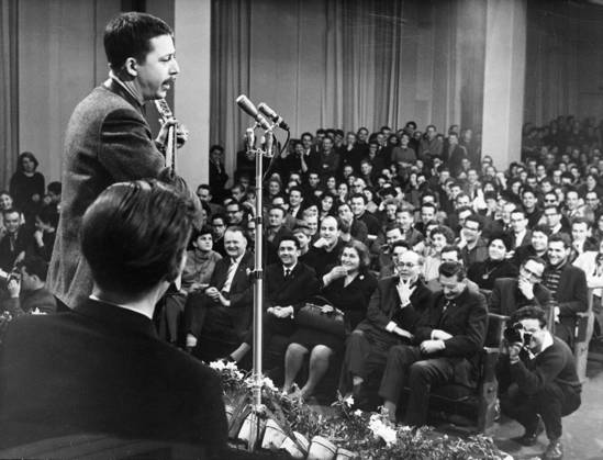 Orig caption Young read their poems in honor of 6th SED Party Congress to a very interested audience in the Berlin Humboldt University on Jan 8th 1963 Nearly a thousand mainly young people listened to the interesting works sitting in the hall, on the gal  Copyright: xXxXxXx BIERMANN, WOLF