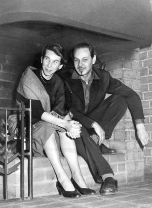 Tove Jansson, author Finland had a reading evening in the student house on Holländargatan Here together with Lennart Hellsing, author Sweden in the Karhusets big fireplace Glad, 1957 02 20 c OSCARSSON PERCY Aftonbladet IBL Bildbyra EXPRESSEN OUT AFTONBLADET 5600 Stockholm Sweden author x2512x  Copyright: xAftonbladet TTx Lennart Hellsing retrospektiv