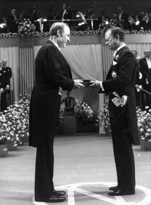 File Sweden Nobel 1986 Chemistry laureate Dudley Herschbach , USA receives his prize from the hands of his majesty king Carl XVI Gustaf of Sweden Herschback shares the prize with Yuan T Lee and John C Polanyi STOCKHOLM SWEDEN x21x  Copyright: xRolfxHamilton TTx NOBEL 1986 KONSERTHUSET