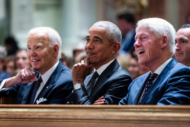 Trauerfeier für Ethel Kennedy in Washington US President Joe Biden (L), alongside former presidents Barack Obama (C) and Bill Clinton (R), attends a memorial service for Ethel Kennedy, the widow of Robert F. Kennedy, at the Cathedral of St. Matthew the Apostle in Washington, DC, on Wednesday, October 16, 2024. Kennedy died on October 10 at 96.  WASP20241016136 JIMxLOxSCALZO