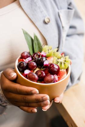 IMAGO Creative, Jahreszeit Sommer, Kirschen A bowl of fruit being held by a woman San Francisco, California, United States R_HOOX241010C-1517231-01 ,model released, Symbolfoto