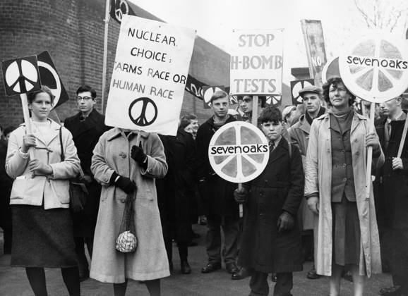 Orig caption PRISON TO PRISON H BOMB PROTEST MA  Copyright: xx DEMONSTRATION AGAINST THE ATOMIC BOMB