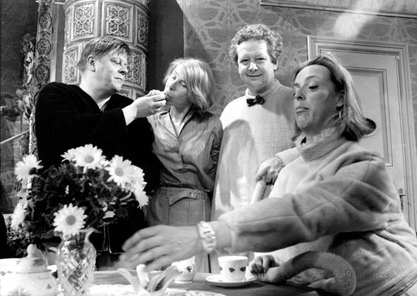 Moomintroll , TV program Sweden Tove Jansson, author Finland is fed by Nils Brant, actor Finland Together with Lars Pöysti Lasse , as Moominpappa and Birgitta Ulfsson, as Moominmamma Role pictures 1969 05 30 c KNOPP PETER Aftonbladet IBL EXPRESSEN OUT AFTONBLADET 4416 Stockholm Sweden sp sw x2512x  Copyright: xKNOPPxPETER Aftonbladet TTx Mumintrollet