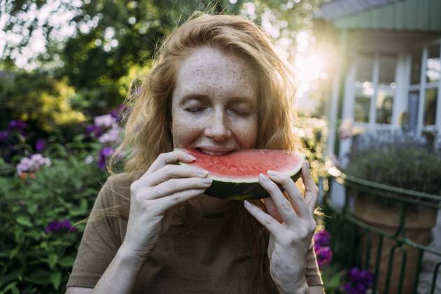 Woman with freckles eating watermelon in back yard model released, Symbolfoto property released, JOSEF26286