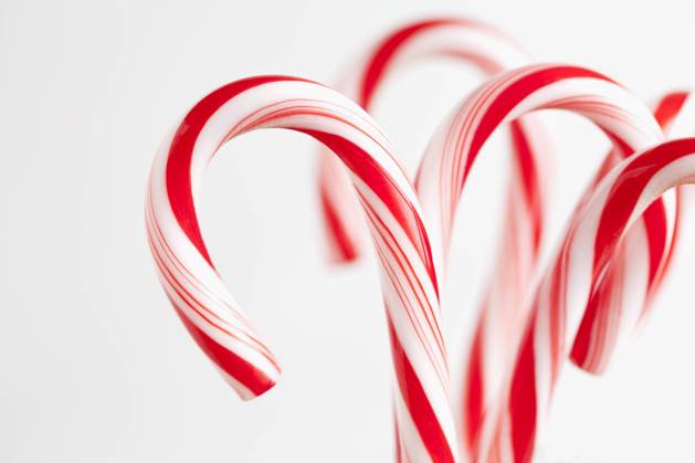 Red and white candy canes, studio shot , 03.10.2012, TTBB_ti2400128.jpg, Christmas, Candy Cane, Red, White, Striped, Backgrounds, Still Life, Food And Drink, Sweet Food, Three Objects, Horizontal, Vertical, Part Of, Focus On Foreground, Unhealthy Eating, No People, Studio Shot, White Background Copyright: xSarahxM.xGolonkax