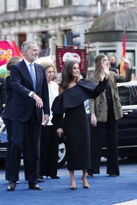 Princess Of Asturias Awards 2024 Ceremony - Oviedo King Felipe VI of Spain, Queen Letizia of Spain, Crown Princess Leonor, Princess Sofia, Queen Sofia of Spain arrival at Campoamor Theatre for the Ceremony during Princess of Asturias Awards 2024 on October 25, 2024 in Oviedo, Spain by Archie Andrews ABACAPRESS.COM Oviedo Asturias Spain  Copyright: xAndrewsxArchie ABACAx