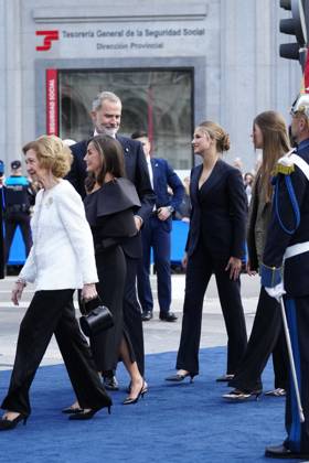 Princess Of Asturias Awards 2024 Ceremony - Oviedo King Felipe VI of Spain, Queen Letizia of Spain, Crown Princess Leonor, Princess Sofia, Queen Sofia of Spain arrival at Campoamor Theatre for the Ceremony during Princess of Asturias Awards 2024 on October 25, 2024 in Oviedo, Spain by Archie Andrews ABACAPRESS.COM Oviedo Asturias Spain  Copyright: xAndrewsxArchie ABACAx