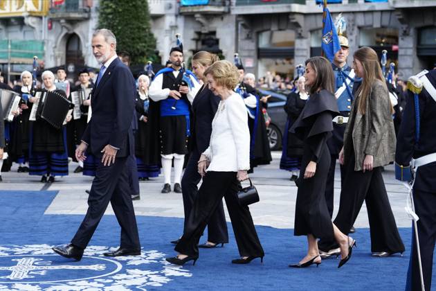 Princess Of Asturias Awards 2024 Ceremony - Oviedo King Felipe VI of Spain, Queen Letizia of Spain, Crown Princess Leonor, Princess Sofia, Queen Sofia of Spain arrival at Campoamor Theatre for the Ceremony during Princess of Asturias Awards 2024 on October 25, 2024 in Oviedo, Spain by Archie Andrews ABACAPRESS.COM Oviedo Asturias Spain  Copyright: xAndrewsxArchie ABACAx
