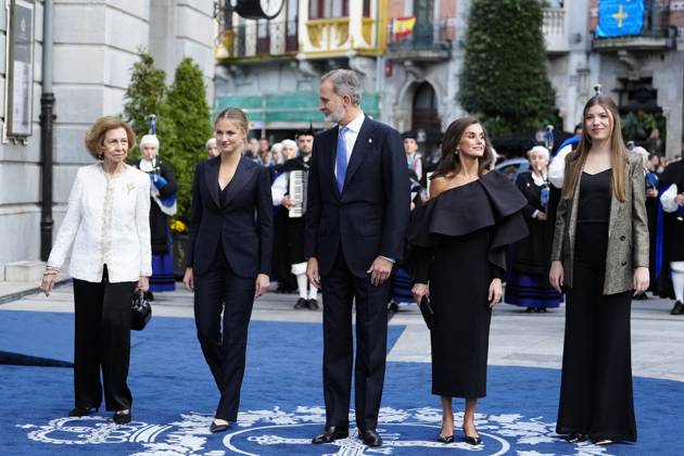Princess Of Asturias Awards 2024 Ceremony - Oviedo King Felipe VI of Spain, Queen Letizia of Spain, Crown Princess Leonor, Princess Sofia, Queen Sofia of Spain arrival at Campoamor Theatre for the Ceremony during Princess of Asturias Awards 2024 on October 25, 2024 in Oviedo, Spain by Archie Andrews ABACAPRESS.COM Oviedo Asturias Spain  Copyright: xAndrewsxArchie ABACAx