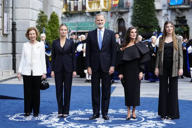 Princess Of Asturias Awards 2024 Ceremony - Oviedo King Felipe VI of Spain, Queen Letizia of Spain, Crown Princess Leonor, Princess Sofia, The former Queen Sofia arrival at Campoamor Theatre for the Ceremony during Princess of Asturias Awards 2024 on October 25, 2024 in Oviedo, Spain by Archie Andrews ABACAPRESS.COM Oviedo Asturias Spain  Copyright: xAndrewsxArchie ABACAx