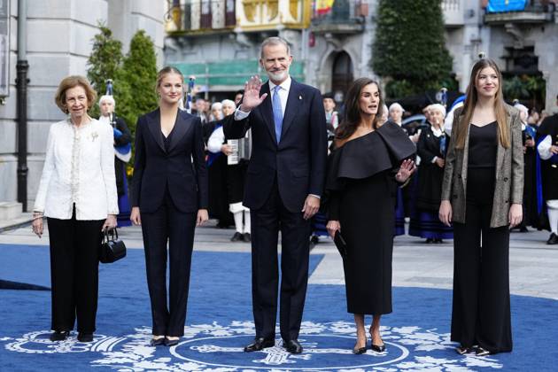 Princess Of Asturias Awards 2024 Ceremony - Oviedo King Felipe VI of Spain, Queen Letizia of Spain, Crown Princess Leonor, Princess Sofia, The former Queen Sofia arrival at Campoamor Theatre for the Ceremony during Princess of Asturias Awards 2024 on October 25, 2024 in Oviedo, Spain by Archie Andrews ABACAPRESS.COM Oviedo Asturias Spain  Copyright: xAndrewsxArchie ABACAx