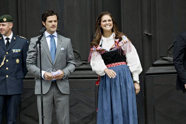 prins carl philip och prinsessan madeleine - i folkdräkt - öppnar dörrarna till stockholms slott och evenemanget öppet slott pa nationaldagen 6 juni 2012. 2012-06-06 (c) Magnus Sandberg Aftonbladet IBL Bildbyra * * * EXPRESSEN OUT * * * AFTONBLADET 4560 kungahus Sverige x2512x Copyright: xMagnusxSandberg Aftonbladet TTx 06 carl philip-madeleine_05