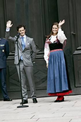 prins carl philip och prinsessan madeleine - i folkdräkt - öppnar dörrarna till stockholms slott och evenemanget öppet slott pa nationaldagen 6 juni 2012. 2012-06-06 (c) Magnus Sandberg Aftonbladet IBL Bildbyra * * * EXPRESSEN OUT * * * AFTONBLADET 4560 kungahus Sverige x2512x Copyright: xMagnusxSandberg Aftonbladet TTx 06 carl philip-madeleine_06