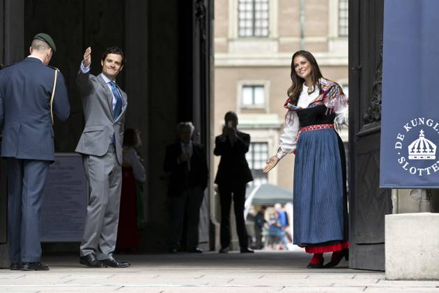 prins carl philip och prinsessan madeleine - i folkdräkt - öppnar dörrarna till stockholms slott och evenemanget öppet slott pa nationaldagen 6 juni 2012. 2012-06-06 (c) Magnus Sandberg Aftonbladet IBL Bildbyra * * * EXPRESSEN OUT * * * AFTONBLADET 4560 kungahus Sverige x2512x Copyright: xMagnusxSandberg Aftonbladet TTx 06 carl philip-madeleine_01