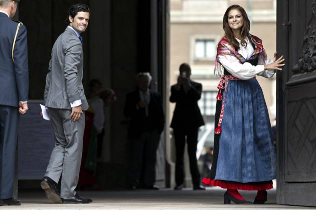 prins carl philip och prinsessan madeleine - i folkdräkt - öppnar dörrarna till stockholms slott och evenemanget öppet slott pa nationaldagen 6 juni 2012. 2012-06-06 (c) Magnus Sandberg Aftonbladet IBL Bildbyra * * * EXPRESSEN OUT * * * AFTONBLADET 4560 kungahus Sverige x2512x Copyright: xMagnusxSandberg Aftonbladet TTx 06 carl philip-madeleine_02