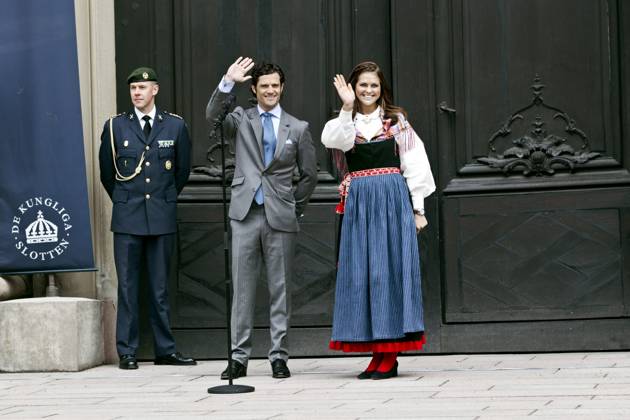 prins carl philip och prinsessan madeleine - i folkdräkt - öppnar dörrarna till stockholms slott och evenemanget öppet slott pa nationaldagen 6 juni 2012. 2012-06-06 (c) Magnus Sandberg Aftonbladet IBL Bildbyra * * * EXPRESSEN OUT * * * AFTONBLADET 4560 kungahus Sverige x2512x Copyright: xMagnusxSandberg Aftonbladet TTx 06 carl philip-madeleine_07