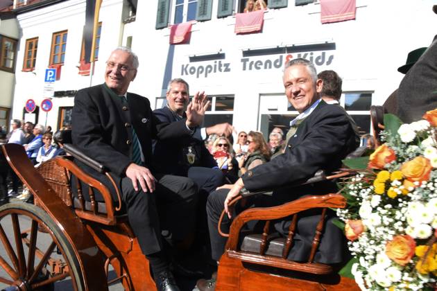 In the procession carriage Joachim Herrmann Minister of the Interior Christian Bauer Mayor of Grafing Thomas Huber MdL Grafing Stadt Bayern 27 10 2010 Town hall Marketplace Leonhardi ride Leonhardi church Horse blessing Stand concert Glonner Musi Stadtkapelle Grafing Grafing